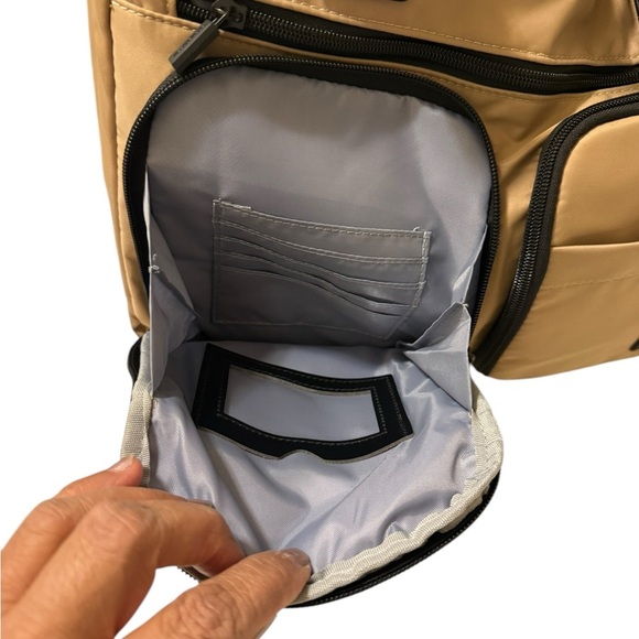 THE CARGO CATCHALL TOTE CAMEL with Black Accents in new conditions, screen pad - Picture 10 of 14